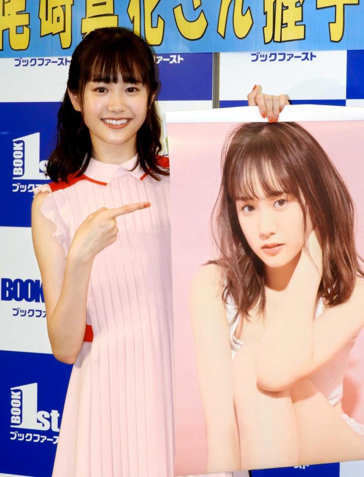 　お気に入りショットを指さす尾碕真花＝都内