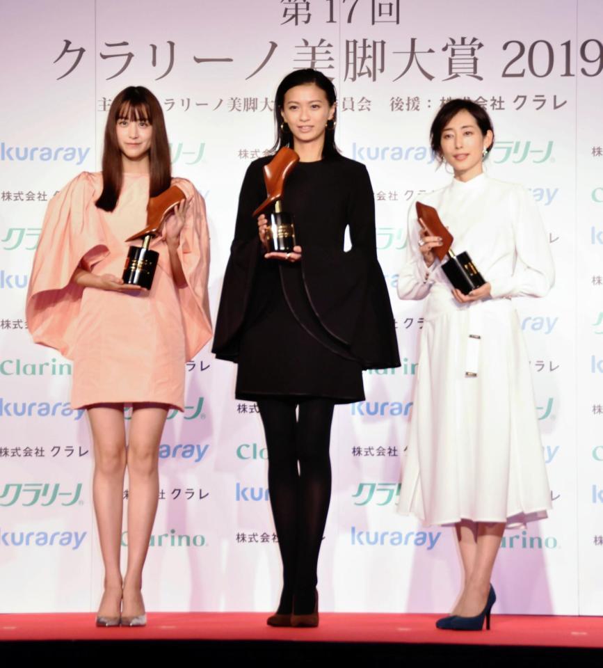 「美脚大賞」を受賞した（左から）山本美月、榮倉奈々、木村多江＝東京・ウェスティンホテル東京