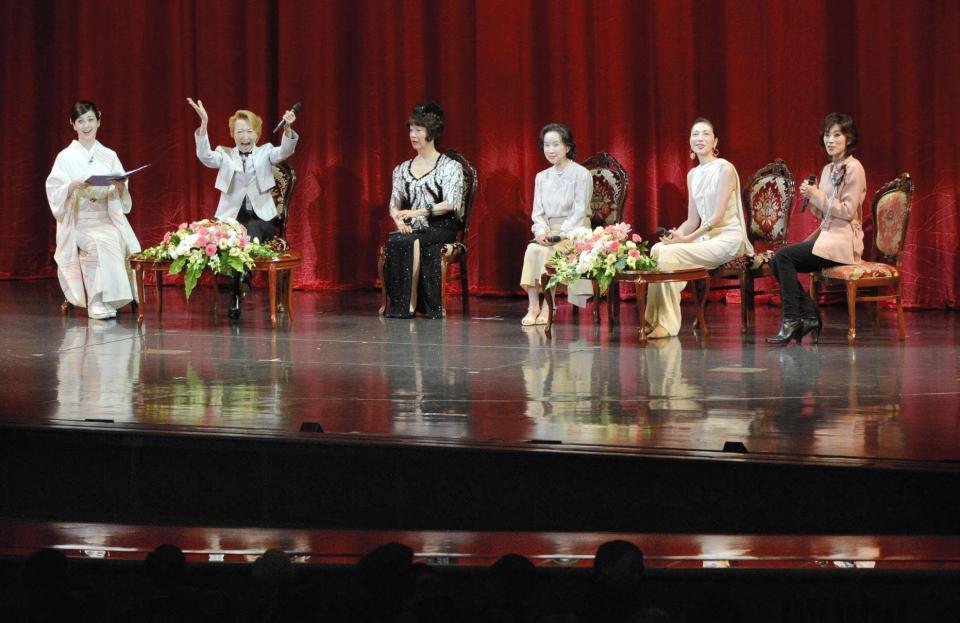 宝塚音楽学校創立１００周年式典に参加。左から、檀れい、紫苑ゆう、加茂さくら、八千草薫、麻実れい、真琴つばさ＝２０１３年