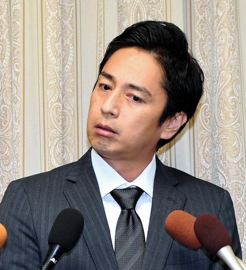 　謝罪会見を行ったチュートリアル・徳井義実＝２３日