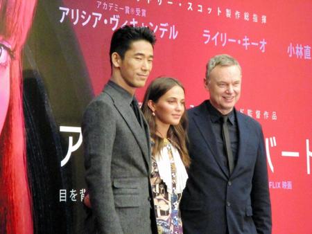 会見に登場した（左から）小林直己、アリシア・ヴィキャンデル、ウォッシュ・ウエストモアランド監督＝東京・六本木アカデミーヒルズ