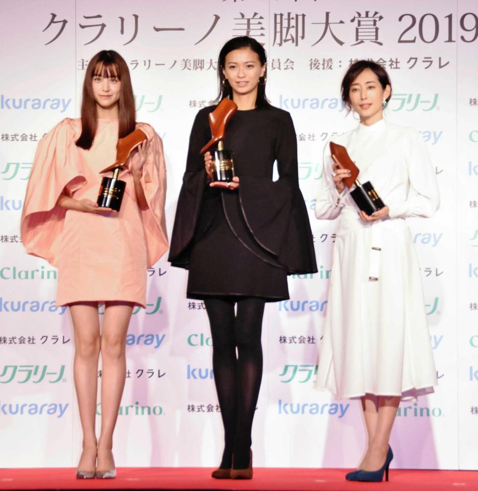 　「美脚大賞」を受賞した（左から）山本美月、榮倉奈々、木村多江＝東京・ウェスティンホテル東京