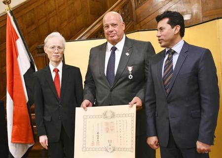 　エジプト・カイロの日本大使公邸で、叙勲伝達式に出席したモハメド・ラシュワン氏（中央）＝２８日（共同）