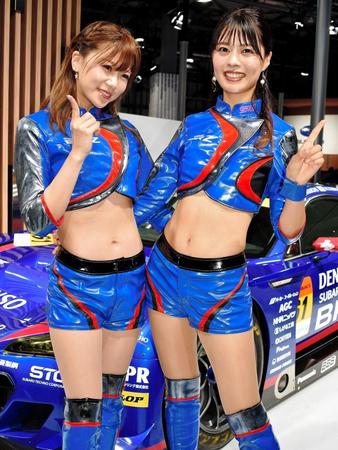 　東京モーターショー２０１９ＳＵＢＡＲＵブースのあやきいく（左）、津田知美