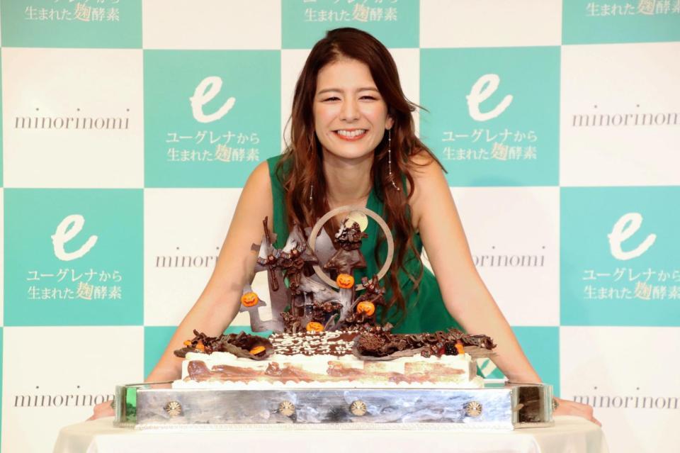 ハロウィーンケーキで誕生日をお祝いされたスザンヌ＝東京・恵比寿