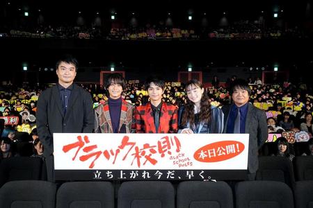 　舞台あいさつに出席した（左から）菅原伸太郎監督、高橋海人、佐藤勝利、モトーラ世理奈、星田英利＝都内