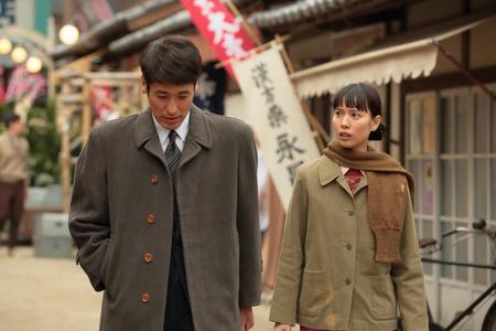 草間（佐藤隆太）の奥さんのお店に行こうと言う喜美子（戸田恵梨香）