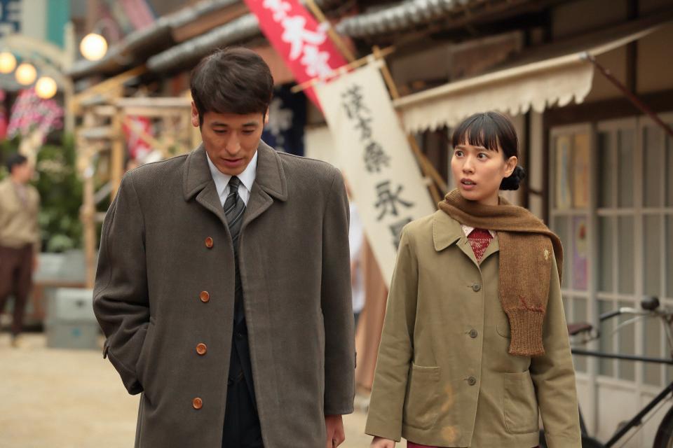 草間（佐藤隆太）の奥さんのお店に行こうと言う喜美子（戸田恵梨香）