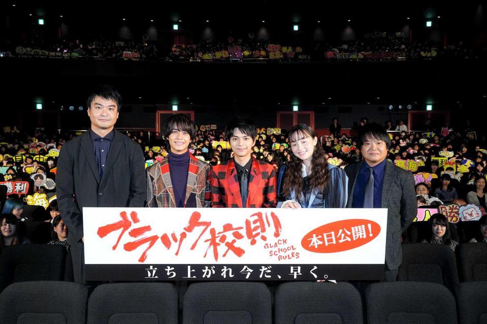 　舞台あいさつに出席した（左から）菅原伸太郎監督、高橋海人、佐藤勝利、モトーラ世理奈、星田英利＝都内