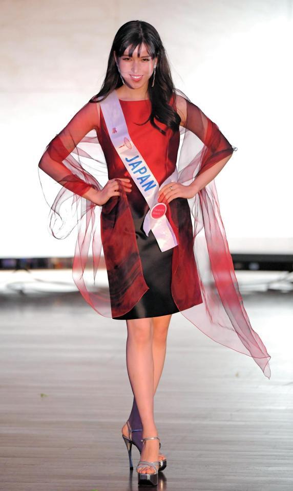 　母校となる青山学院大学のファッションショーに登場した岡田朋峰＝青山学院大学（撮影・堀内翔）