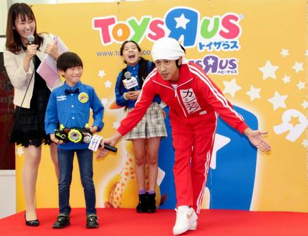 　お気に入りだという「ドラゴンボール」フリーザのポーズを決めるキングコング・梶原雄太＝東京・錦糸町