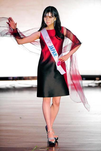 岡田朋峰さん 母校 アオガク 凱旋 赤と黒のグラデーションワンピースで魅了 芸能 デイリースポーツ Online