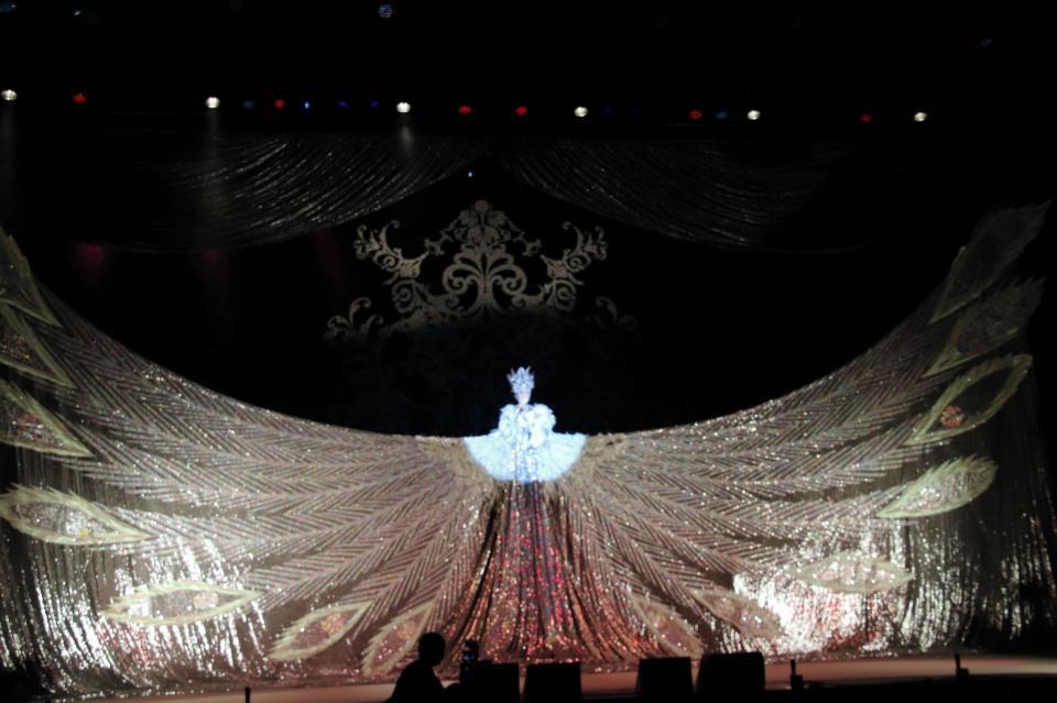 不死鳥をイメージした巨大衣装で歌う小林幸子＝東京建物ブリリアホール