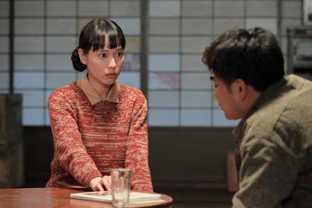 常治（北村一輝）から学校には行くなと言われショックを受ける喜美子（戸田恵梨香）