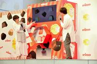 巨大ピノガチャを体験する南明奈（左）、濱口優＝東京・池袋サンシャインシティ噴水広場