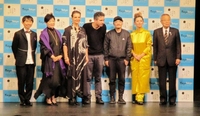 東京芸術祭ワールドコンペテション２０１９の授賞式に出席した夏木マリ（右から２人目）と小池百合子東京都知事とジュリエット・ビノシュ（左から２、３人目）＝東京芸術劇場プレイハウス