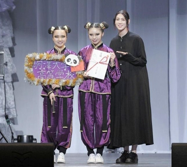 「ＮＩＫＥ賞」の受賞者と並ぶ三吉彩花（右端）＝神奈川・横浜アリーナ