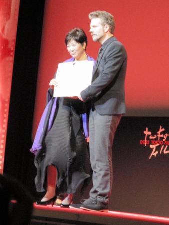 「第３２回東京国際映画祭」で東京グランプリ／東京都知事賞を受賞したフラレ・ピーダゼン監督（右）と小池百合子都知事＝東京国際フォーラムホールＣ