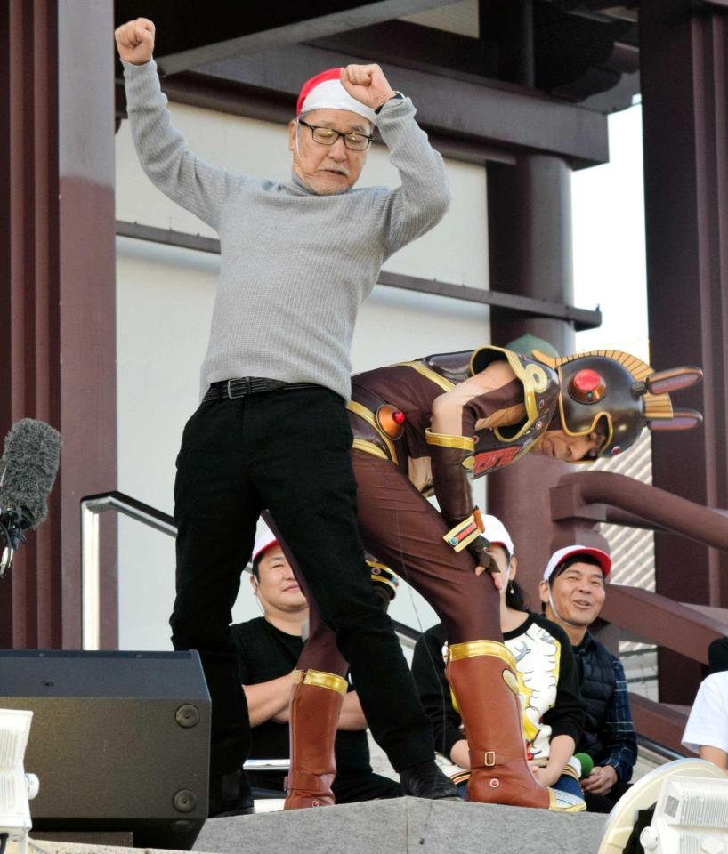 　吉田照美（右）と「尻相撲」で対戦する大竹まこと＝東京・増上寺