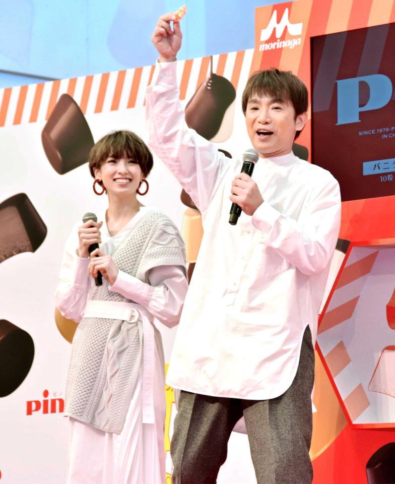 　「穫ったどー！」のポーズをする濱口優（右）と見守る南明奈＝東京・池袋サンシャインシティ噴水広場　