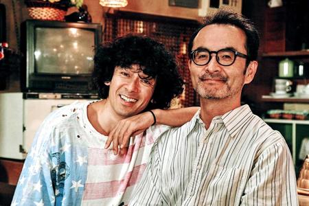 　ダメ兄弟を演じる滝藤賢一（左）と古舘寛治（Ｃ）「コタキ兄弟と四苦八苦」製作委員会