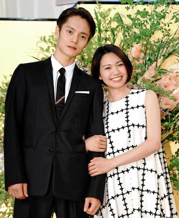 　連続テレビ小説「エール」のヒロインに選ばれた二階堂ふみ（右）と夫役の窪田正孝＝６月３日