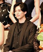 会見に登場した新田真剣佑＝東京・帝国ホテル