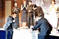 バースデーケーキの登場に驚く新田真剣佑（後列左から４人目）＝東京・帝国ホテル