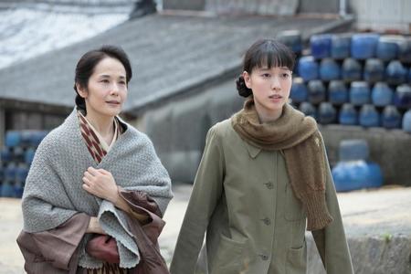 丸熊陶業で雇ってもらえることになり、あいさつに来た喜美子（戸田恵梨香・右）と母のマツ（富田靖子・左）