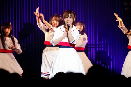 この日誕生日を迎えた岡田奈々（中央）＝東京・マイナビＢＬＩＴＺ赤坂　（Ｃ）ＳＴＵ