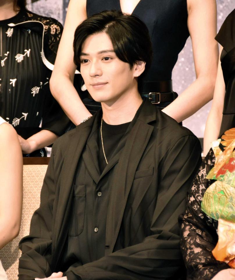 　会見に登場した新田真剣佑＝東京・帝国ホテル