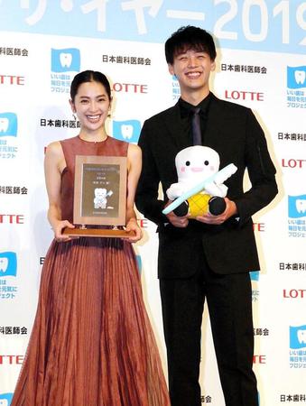 笑顔がまぶしい中村アン（左）と竹内涼真＝東京・六本木
