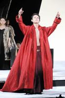 暴君カリギュラを演じる菅田将暉＝東京・新国立劇場