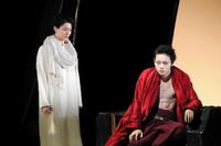 暴君カリギュラを演じる菅田将暉（右）と詩人シピオン役の高杉真宙＝東京・新国立劇場