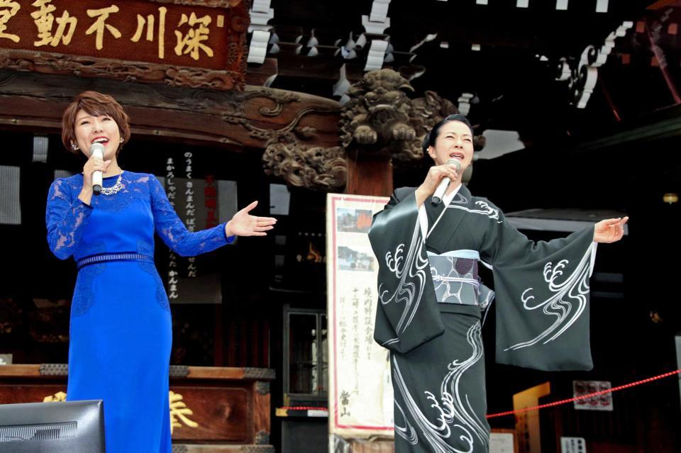 デュエットする坂本冬美（右）と森山愛子＝東京・深川不動堂　