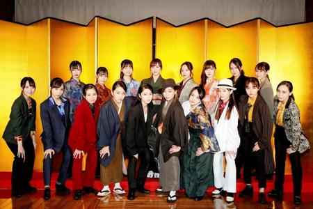 　取材会に出席したＡＫＢ４８・横山由依（前列左から５人目）、向井地美音（同７人目）ら＝福岡・博多座