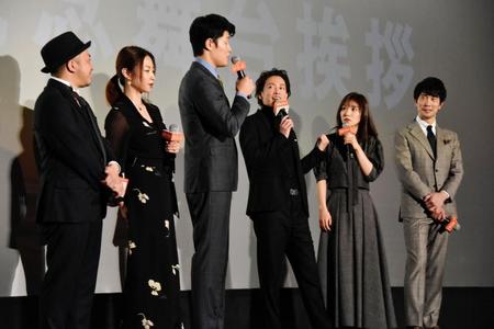 撮影時の思い出を語る佐藤健（左から４人目）＝東京・ＴＯＨＯシネマズ日比谷
