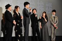 撮影時の思い出を語る佐藤健（左から４人目）＝東京・ＴＯＨＯシネマズ日比谷