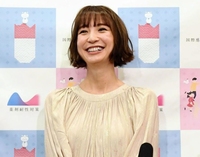 　イベント後の会見で第１子妊娠について聞かれ笑顔の篠田麻里子＝東京・野村コンファレンスプラザ日本橋（撮影・開出牧）