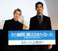 　オムニバス映画「その瞬間、僕は泣きたくなった」の公開記念舞台挨拶に登壇した今市隆二（左）と小林直己＝大阪市内