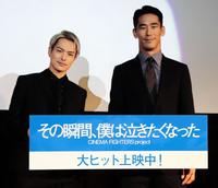 　オムニバス映画「その瞬間、僕は泣きたくなった」の公開記念舞台挨拶に登壇した今市隆二（左）と小林直己＝大阪市内