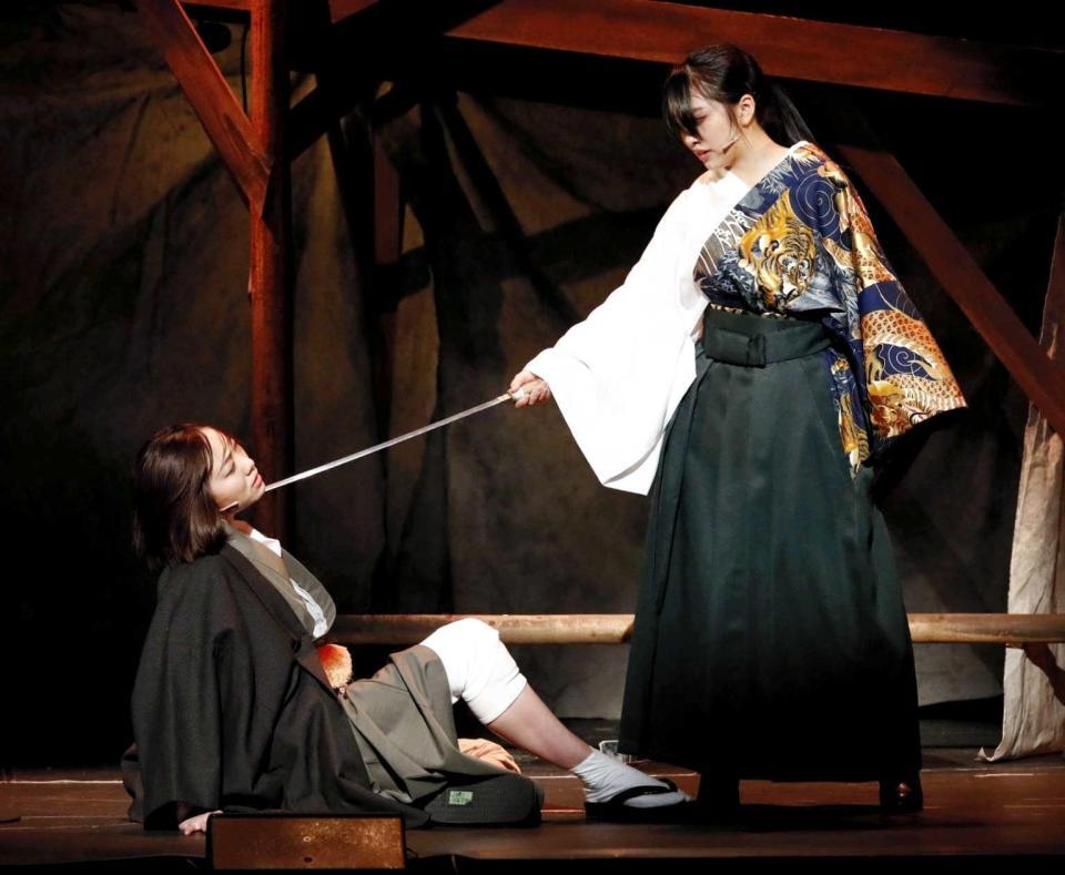 　ＳＫＥ４８・須田亜香里（左）に刀を突きつける向井地美音