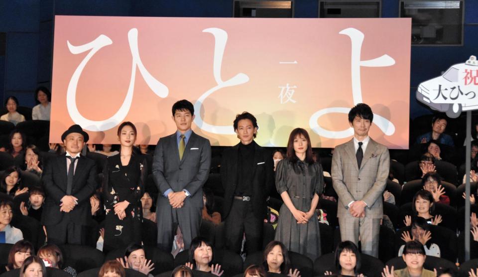 舞台あいさつを行った（左から）白石和彌監督、ＭＥＧＵＭＩ、鈴木亮平、佐藤健、松岡茉優、佐々木蔵之介＝東京・ＴＯＨＯシネマズ日比谷