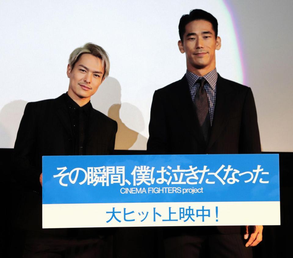 　オムニバス映画「その瞬間、僕は泣きたくなった」の公開記念舞台挨拶に登壇した今市隆二（左）と小林直己＝大阪市内