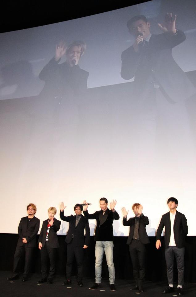 　スクリーンで大阪と中継をつなぐ中で舞台あいさつに立った佐野玲於、ＡＫＩＲＡ、佐藤大樹（左から２、４、５人目）＝東京・日本橋