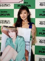 　イベントを行った奥山かずさ＝東京・福家書店新宿サブナード店