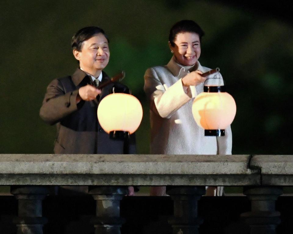 　万歳三唱に合わせちょうちんを掲げて応えられる天皇、皇后両陛下＝皇居（撮影・棚橋慶太）