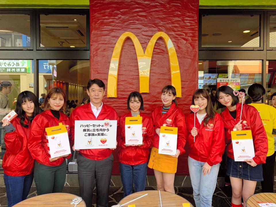 募金イベントに参加した高田夏帆（中央）とチューニングキャンディー＝東京・マクドナルド多摩センター店