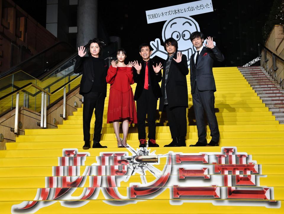イエローカーペットに勢ぞろいする（左から）藤原竜也、広瀬すず、栗田貫一、浪川大輔、山崎貴監督＝東京・ＴＯＨＯシネマズ六本木ヒルズ（撮影・西岡正）