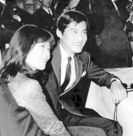 　女優・寺田史と結婚会見を開いた中山仁さん＝１９６８年